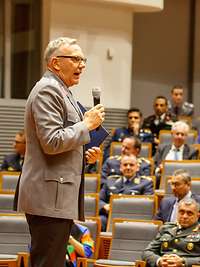 Leitet den Lehrgang General- und Admiralstabsdienst International, kurz LGAI: Oberst i.G. Frank Wasgindt.