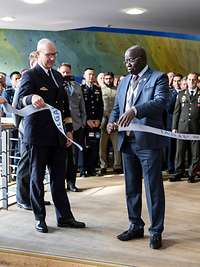 Die Ausstellung zur Geschichte und Gegenwart des LGAI eröffnete Botschafter Cheik Gueye (rechts).