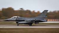 Eine belgische F-16 startet mit Nachbrenner.