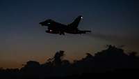 Kurz nach Sonnenuntergang startet ein Eurofighter zum Nachtflug.