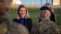Die Premierministerin Estlands besucht in Ämari Soldaten des deutschen Kontigents.
