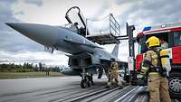 Feuerwehrleute üben die Rettung eines Piloten aus dem Cockpit des Eurofighters.