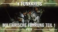 Podcast-Logo ,,Funkkreis" und Text ,,Militärische Führung Teil 1", dahinter vier Soldaten die eine Lage besprechen.