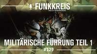 Podcast-Logo ,,Funkkreis" und Text ,,Militärische Führung Teil 1", dahinter vier Soldaten die eine Lage besprechen.