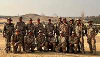 Deutsche Soldaten haben sich für ein Gruppenfoto aufgebaut. Am Horizont sind die Spitzen der ägyptischen Pyramiden erkennbar.