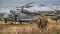 Sanitätssoldaten aus mehreren Nationen laufen zum MedEvac-Hubschrauber