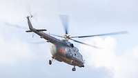 Ein litauischer SAR-Hubschrauber fliegt davon