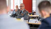  Der Generalinspekteur der Bundeswehr, General Eberhard Zorn, im Gespräch