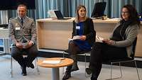 Sabine Witt von Engagement Global stellt gemeinsam mit OTL Thomas Baum die Kooperation mit der Unteroffizierschule vor