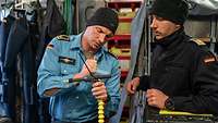 Zwei Marinesoldaten in blauer Arbeitsuniform.