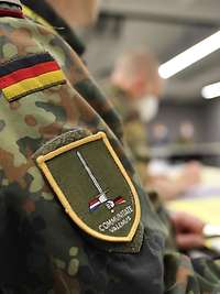 Zertifizierung geschafft Schulter eines deutschen Soldaten mit einem Patch des Korps während der Übung