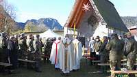 Soldaten beim Gottesdienst an der Kapelle in der Hochstaufen-Kaserne