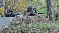Soldaten beobachten das Gelände
