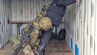 Personenkontrolle im Container