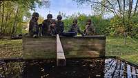Soldaten an einem Wasserhindernis