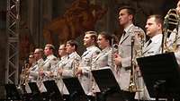 Mehrere Soldatinnen und Soldaten mit Instrumenten in einer Reihe