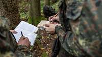 Detailansicht einer Wegeskizze in der Hand eines Soldaten.