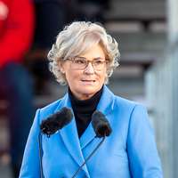 Ministerin Lambrecht spricht am Rednerpult.