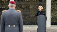 Ministerin Lambrecht spricht am Rednerpult vor dem Ehrenmal der Bundeswehr.