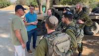 Zwei Seminarteilnehmer im Geschräch mit israelischen Soldaten