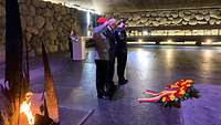 In der Halle der Erinnerung legen Bundeswehrangehörige einen Kranz nieder