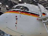 Der zweite A350 trägt den Namen „Konrad Adenauer“ Der neue A350 hat auf der linken Seite zwischen Cockpit und geöffneter Türe den Schriftzug "Konrad Adenauer".