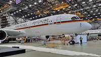 Der A350 ist das modernste Flugzeug der Flugbereitschaft Der neue A350 steht noch in der Übergabehalle. Das Tuch, mit der das Flugzeug verhüllt war, liegt auf dem Boden.