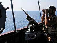 Fernglasüberwachung Ein Soldat auf einem Schiff beobachtet die Umgebung mit einem Fernglas