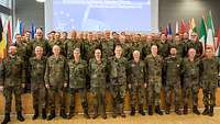 Gruppenbild von Herren in Uniform.