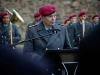 Heereschef Mais Ein Soldat mit einem weinroten Barett hält an einem Rednerpult eine Rede.