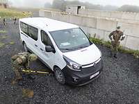 Fahrzeugkontrolle für die militärische Sicherheit Ein Soldat untersucht mit Hilfe einer Teleskopstange, an der sich ein Spiegel befindet, den Unterboden eines Transporters ab