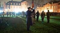 Ein General grüßt militärisch während eines Gelöbnisses.