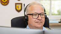 Kopfhörer auf den Ohren: Hauptmann Andreas G. hörte einen Podcast zum Thema Posttraumatische Belastungsstörung 