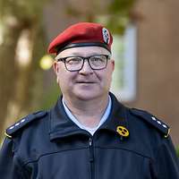 Andreas G. blickt in die Kamera. An seiner Uniform ist das Blindenabzeichen erkennbar 