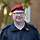 Porträt Andreas G. Andreas G. blickt in die Kamera. An seiner Uniform ist das Blindenabzeichen erkennbar