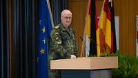 Der Generalinspekteur der Bundeswehr steht am Rednerpult und spricht zum Publikum