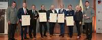 Gruppenbild von der Preisverleihung „Partner der Reserve 2022“ Ein Gruppenbild mit den Gewinnern und Verteidigungsministerin Christine Lambrecht.