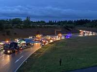 Straßentransport eines Eurofighters Ein Lkw transportiert ein Kampfflugzeug vom Typ Eurofighter auf der Autobahn bei Dämmerung.