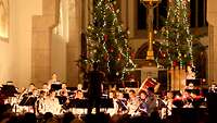 Musikerinnen und Musiker vor dem Altar im Dom zu Münster.