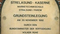 Ein goldener Stein mit einer Gravur.