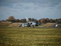 Kurz vor dem Start Ein "Tornado" steht auf einem Flugplatz. Unten an dem Tornado befestigt befindet sich der " RecceLite-Pod".