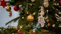 Weihnachtsschmuck hängt in einem Tannenbaum.