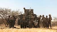 Nigrische Soldaten entladen einen Geländewagen