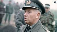 Portraet General Adolf Heusinger, im Hintergrund Soldaten