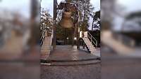 Eine Glocke läutet