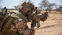 Ein Soldat beim Schießen mit seinem Gewehr