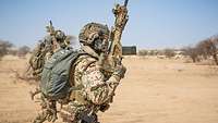 Eine Gruppe Soldaten beim schnellen Stellungswechsel