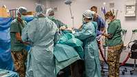 Sanitätspersonal operiert bei einer Übung einen Verwundeten im Op-Raum des Feldlagers