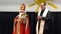 Der Nikolaus und Militärpfarrer Pater Roman Fries