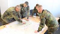 Soldaten stehen um einen Tisch.